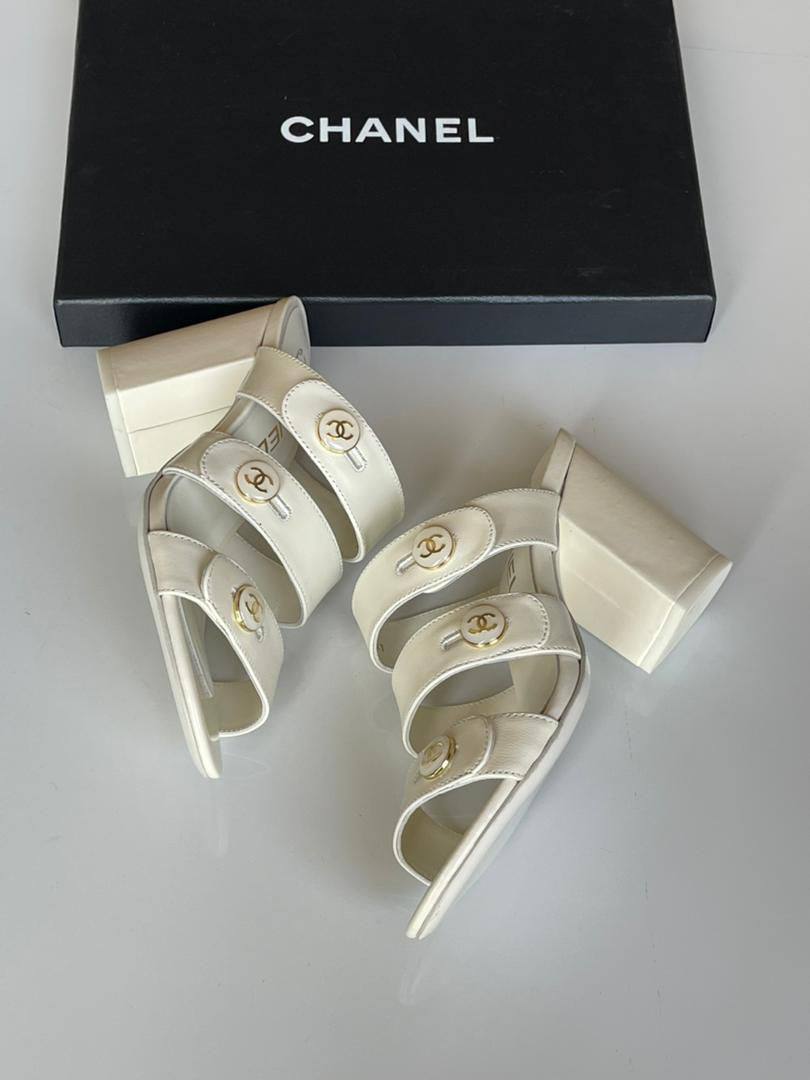 CHANEL 
SuperMaster Quality 💯
450 dhs❣️
Size: 36-41💥

Zain171
♥️♥️♥️