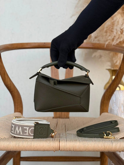 LOEWE

18cm 
Top quality With box🎁
300 dhs🇦🇪🇦🇪

Zain167
♥️♥️♥️