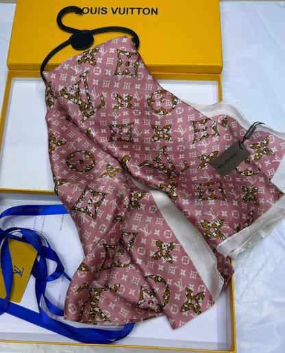 LV - Gucci
Silk scarf 
40 dhs✅
55 dhs✅ 

with box🎁🎁🎁

Zain93
♥️♥️♥️