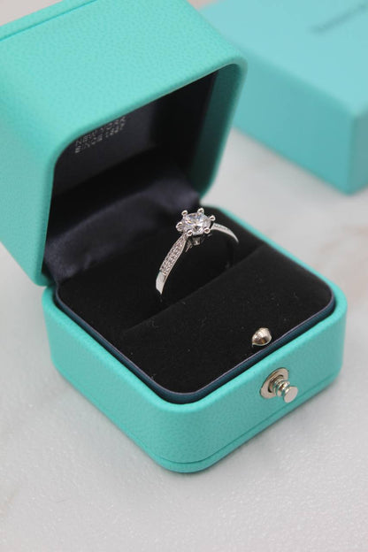 *Tiffany & Co.*♥️
* *New Collection*  
* The Tiffany®️ Setting
Engagement Ring in Platinum
🆕🎉🥳🎊🆕
↗️ *Super Master Quality ®️*
For Price 👇 WTSP Text Zain 0568585901

Zain106
♥️♥️♥️
