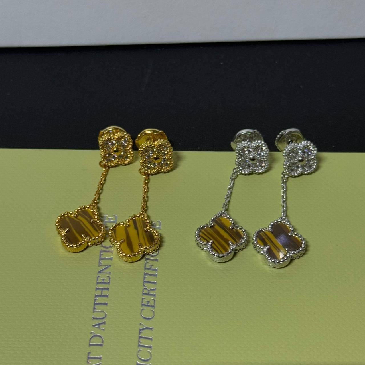 VCA 🦋*
Mini Earring🌸
Master quality 💯
With normal boxes 📦 
55 dhs🪙🌨️
With master box 🗃️ 
80 dhs🪙🌨️

Zain216
♥️♥️♥️