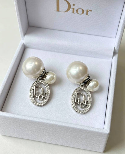 Dior ❤️‍🔥*
Earring 🦋
Master quality 💯
With normal boxes 🗃️ 
45 dhs✅
With master box 📦 
60 dhs✅

Zain216
♥️♥️♥️