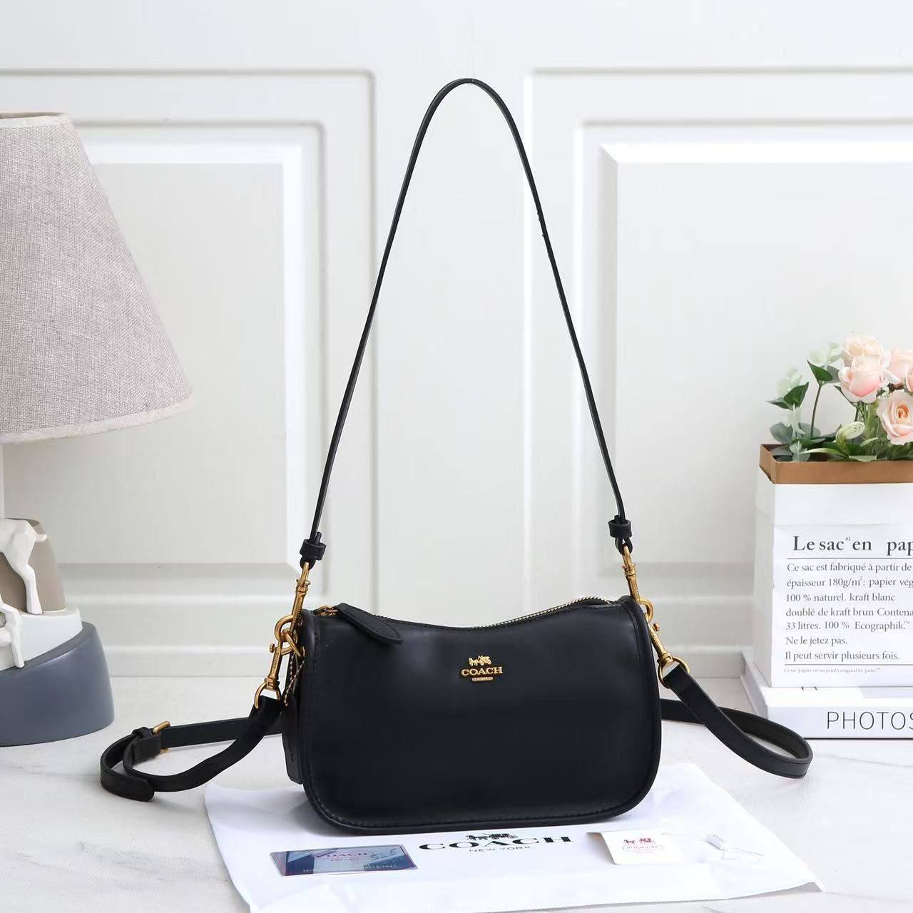 COACH 
GOOD QUALITY 
WITH BOX 
100 dhs💓

Zain39
♥️♥️♥️