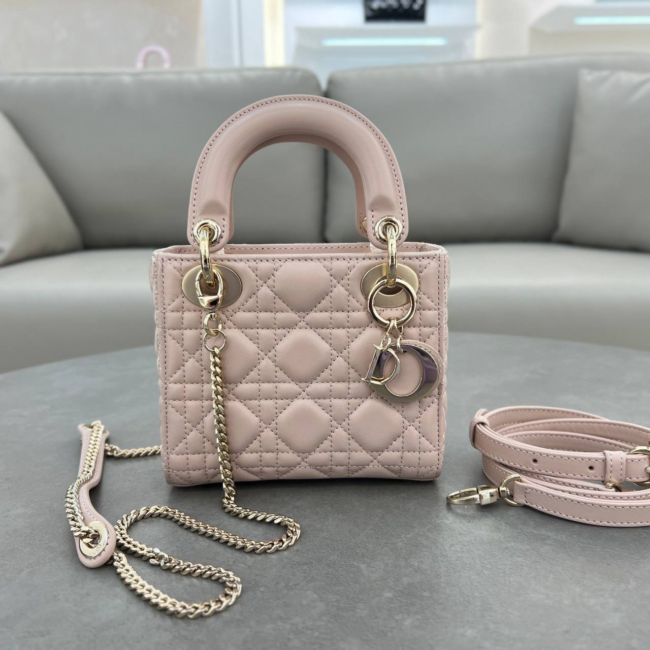 DIOR
Best quality with box
110 dhs💓
size 17CM

Zain290
♥️♥️♥️