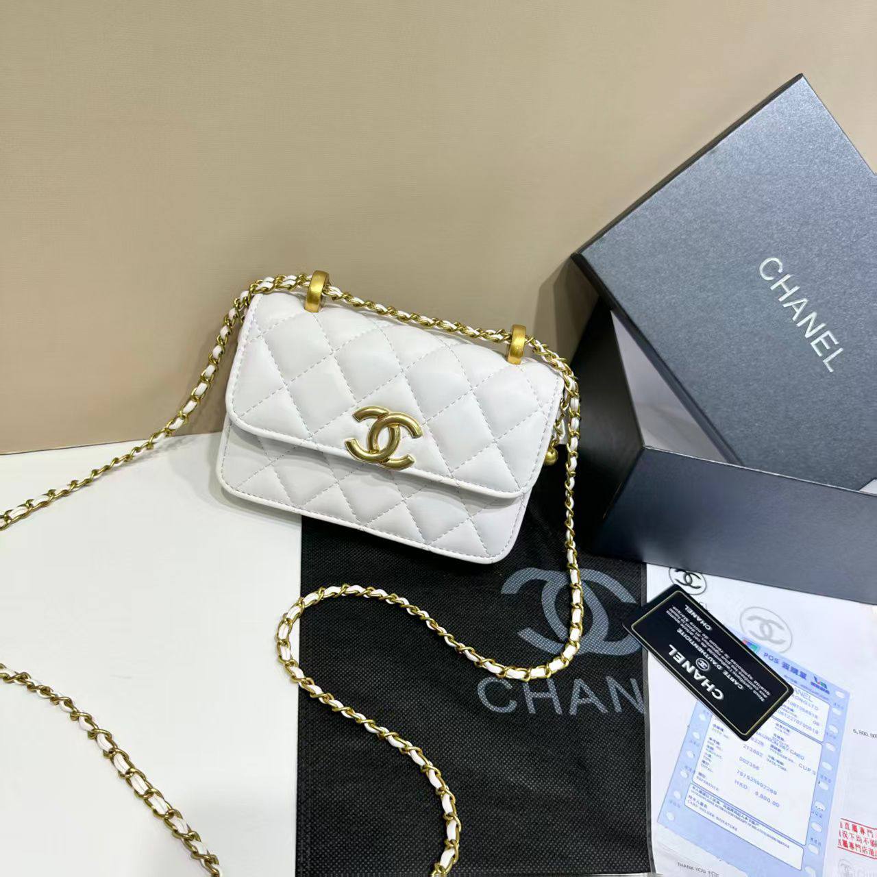Chanel

withbox 
🎁🎁🎁

100 dhs🪙💕
good quality

Zain143
♥️♥️♥️