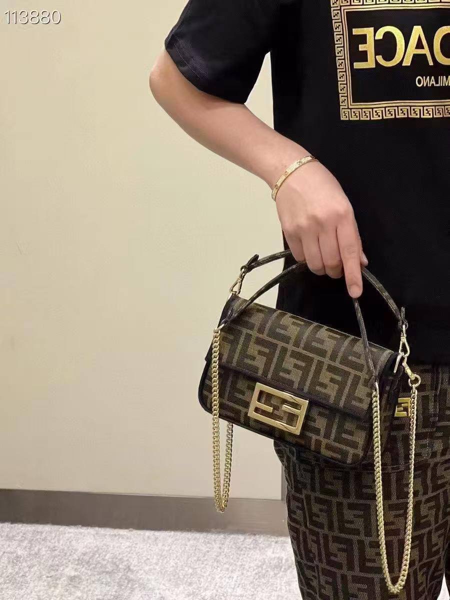 FENDI NEW CAME HIGH QUALITY WITH BOX 
120 dhs🇦🇪🇦🇪

Zain295
♥️♥️♥️