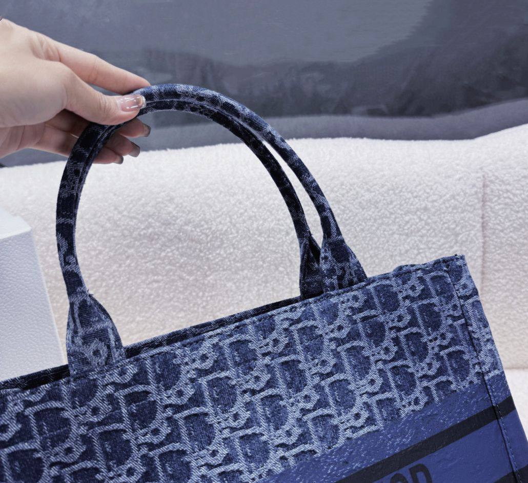 DIOR TOTE BAG 
 HIGH QUALITY ,
SMALL SIZE 105 DHS🇦🇪🇦🇪
BIG SIZE 120 DHS🇦🇪🇦🇪

Zain295
♥️♥️♥️