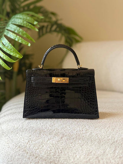 HERMES
(FULL HAND MADE )
Real crocodile 🐊 
Size *19 cm*
With original packing 🎁🎁
For Price 👇 WhatsApp✅
0568585901 
0507557372
0552275751 Owner Zain 👌

Zain246
♥️♥️♥️