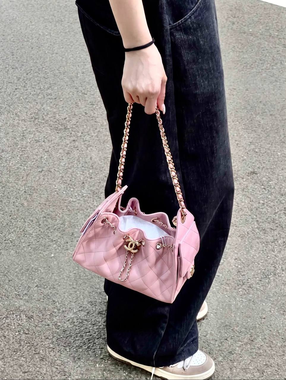 CHANEL 
GOOD QUALITY 
MINI SIZE WITH BOX 
130 dhs🇦🇪🇦🇪
Size: 20 cm

Zain295
♥️♥️♥️
