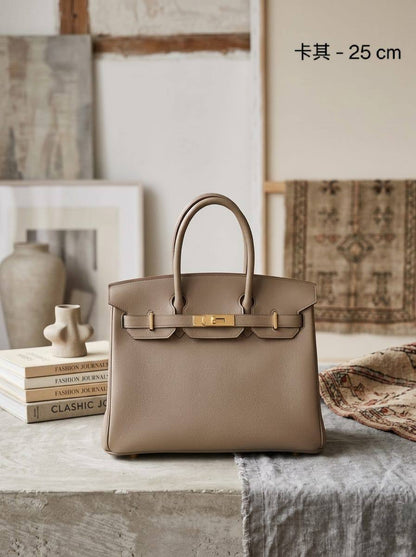 HERMES ʙɪʀᴋɪɴs
ᴛᴏɢᴏ ʟᴇᴀᴛʜᴇʀ ᴍᴀᴛᴇʀɪᴀʟ
ɢᴏʟᴅ ʜᴀʀᴅᴡᴀʀᴇ
ᴡɪᴛʜ ʟᴏɴɢ ʙᴇʟᴛ sᴛʀᴀᴘ
sɪᴢᴇ : 25 cm

110 dhs✅

Zain31
♥️♥️♥️