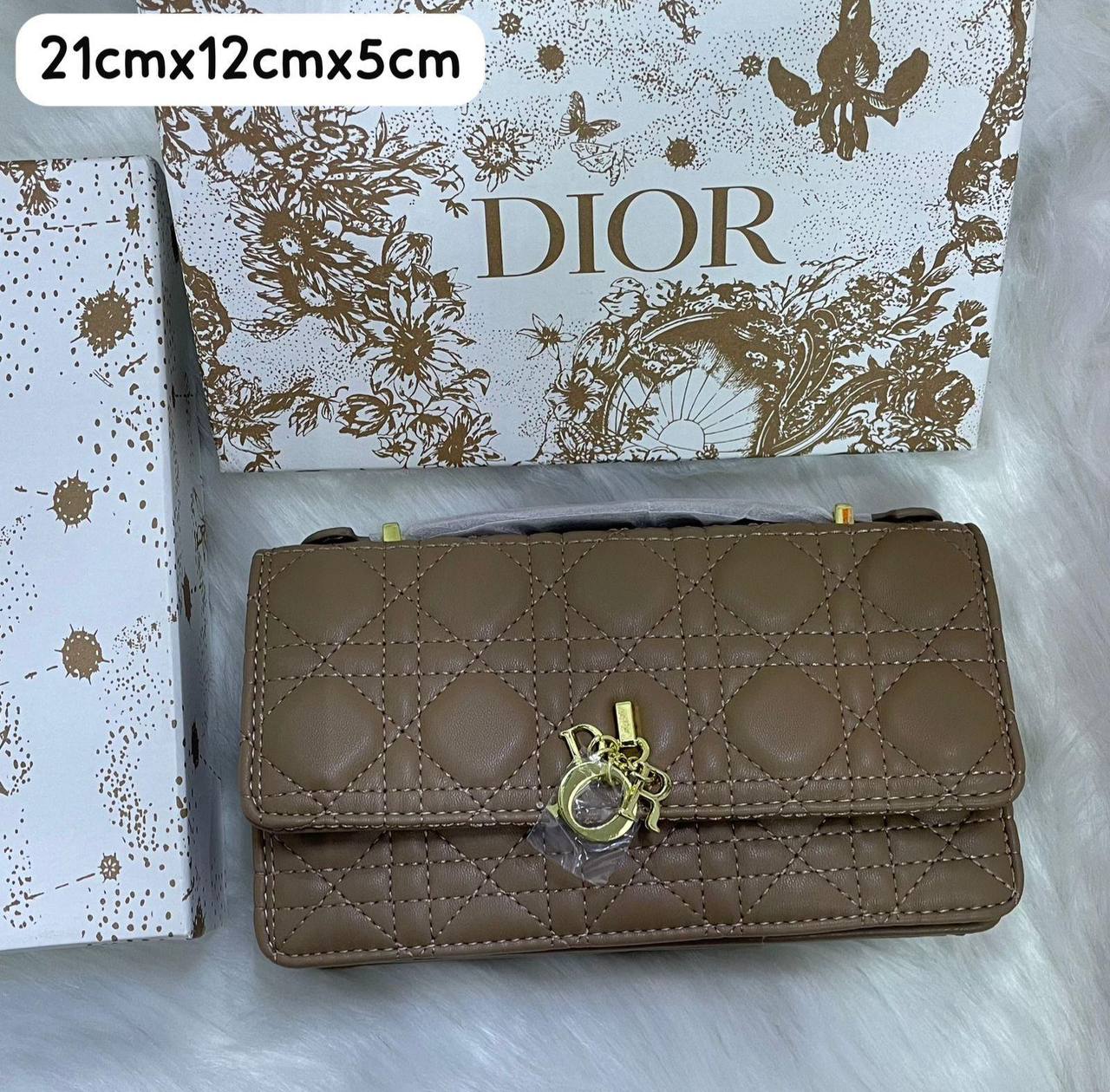 Dior

95 dhs✅ 

with box
🎁🎁🎁

Zain72
♥️♥️♥️