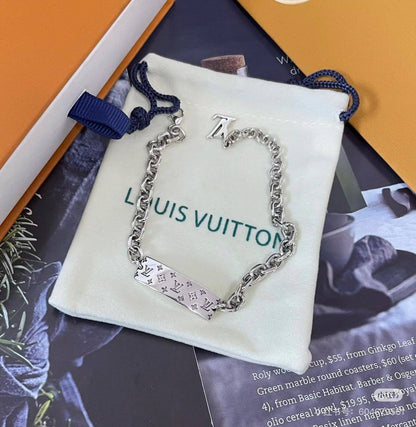LV 
Master Bracelet 

90 dhs🪙🌨️

Zain32
♥️♥️♥️