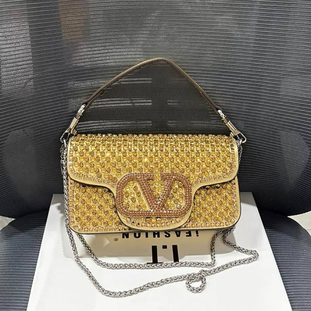 VALENTINO 

COPY ONE 

NEW CAME 

WITH BOX 
195 dhs🇦🇪🇦🇪

Zain39
Zain295
♥️♥️♥️