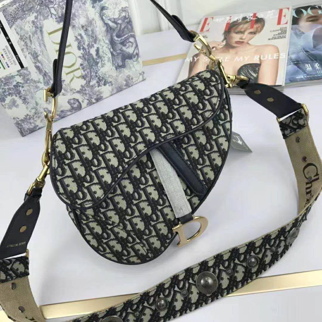 Dior
115 dhs🪙🖤

With Box
🎁🎁🎁

Zain50
♥️♥️♥️