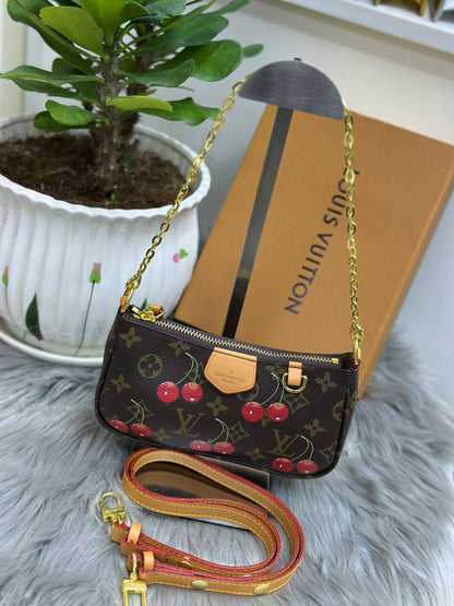 LV
SIZE  ……… 20CM🥰
85 dhs🪙🌨️

with BOX🌷
🎁🎁🎁

Zain244
♥️♥️♥️