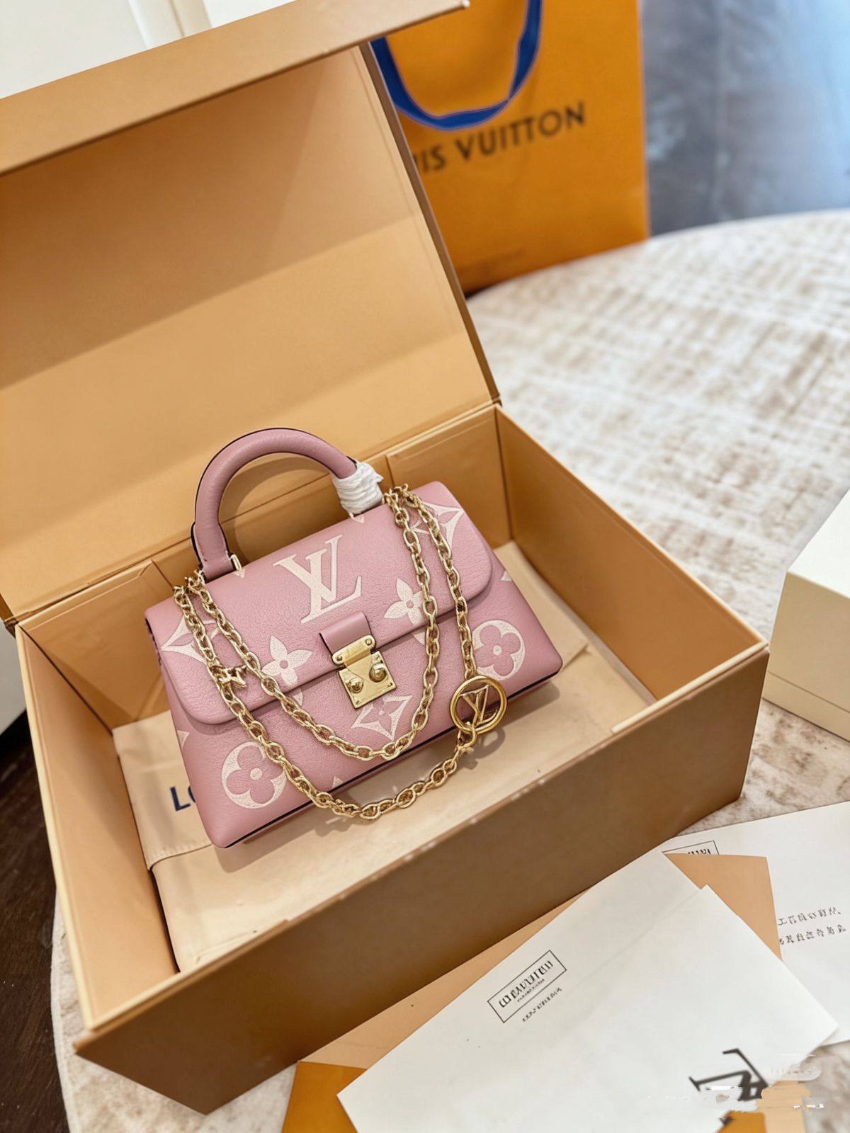 LV

With box
🎁🎁🎁

size:21×11cm 
95 dhs🪙🌨️

Zain114
♥️♥️♥️