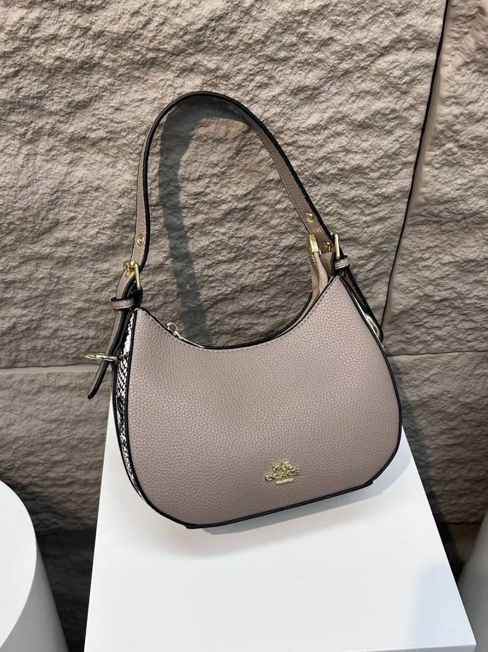 Coach 
65 dhs💓

Zain232
♥️♥️♥️