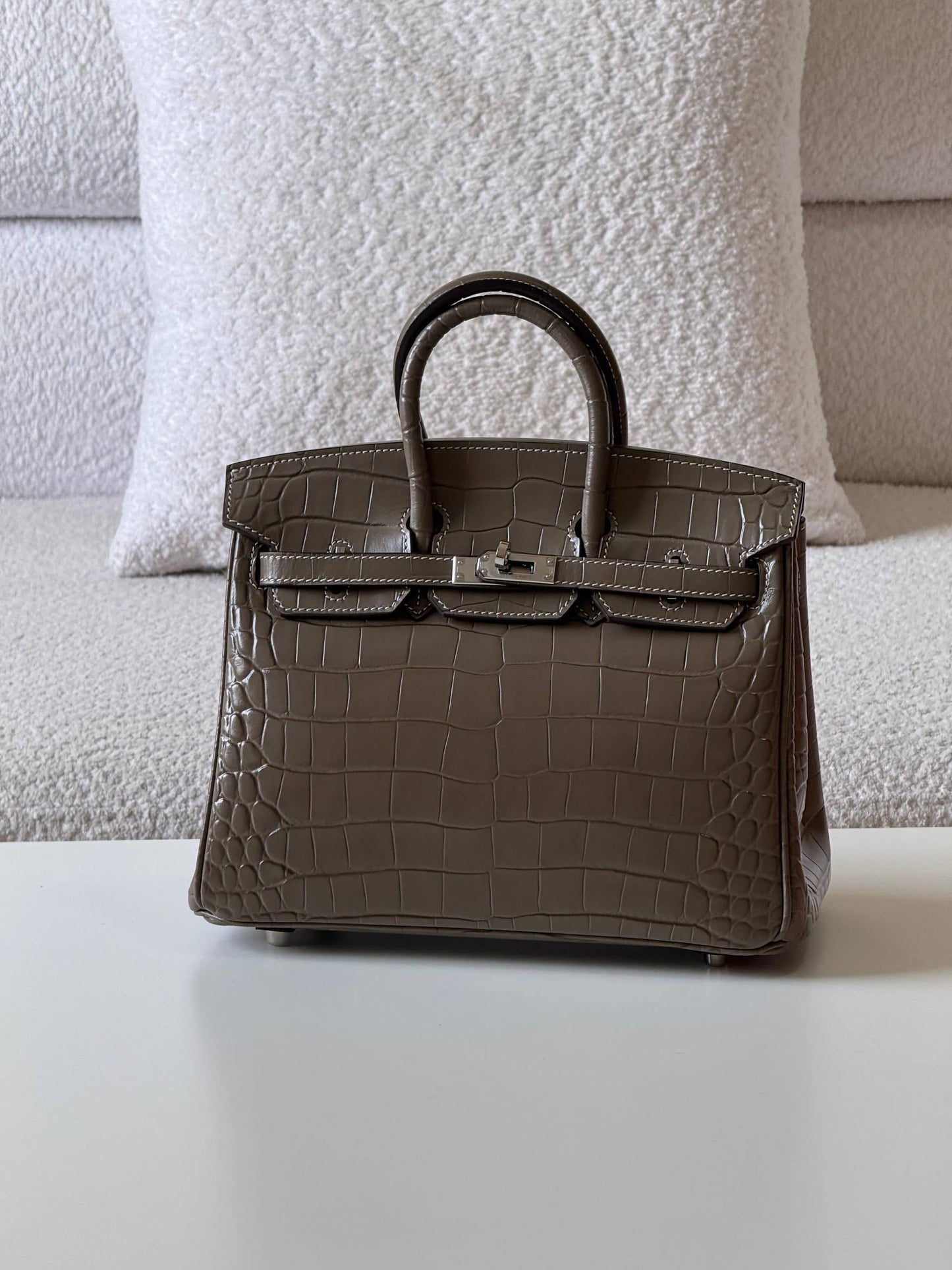 Hermes

birkin croc 25cm💥
Master quality ✅
with box📦

780 dhs❣️

Zain52
♥️♥️♥️