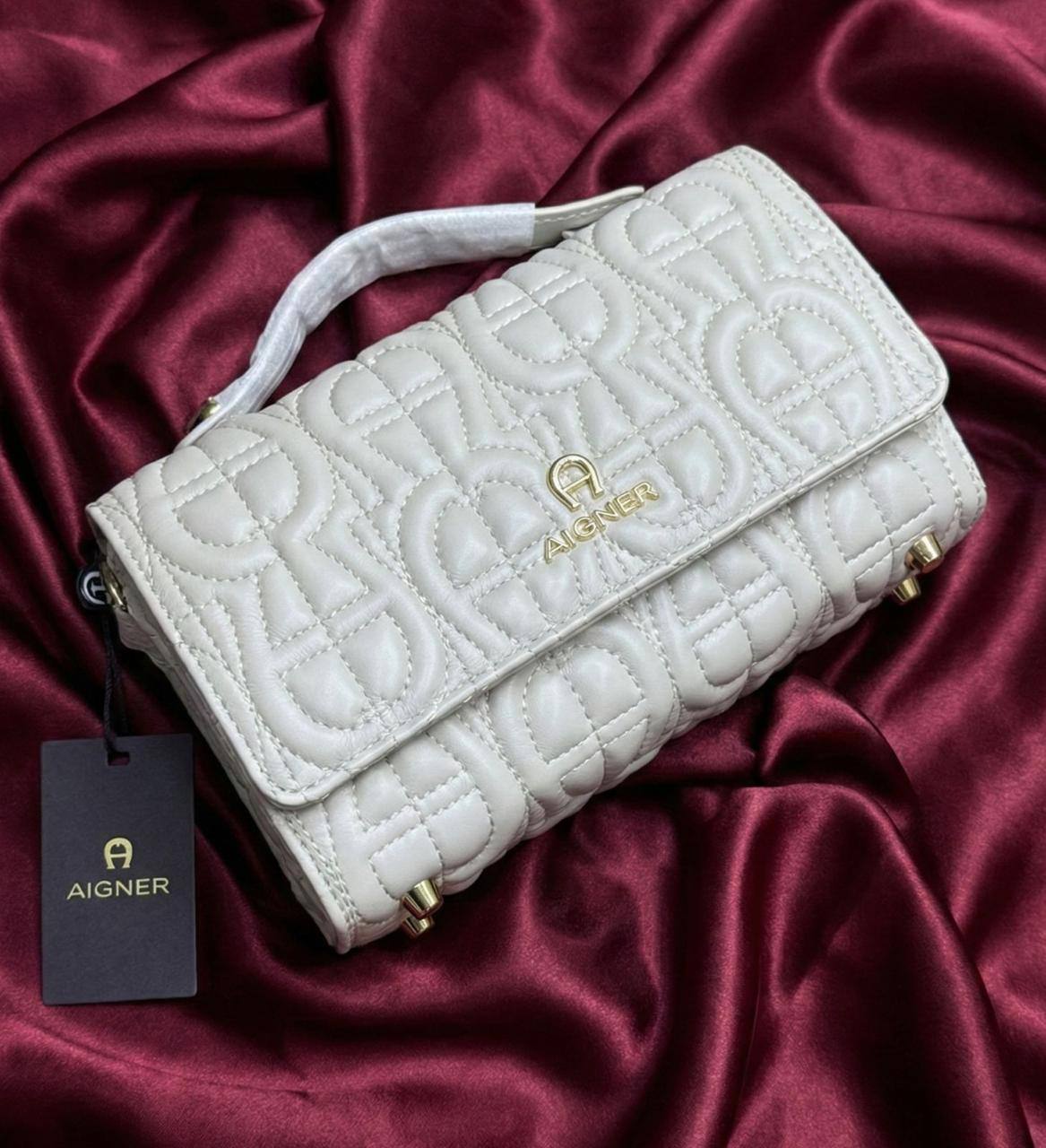 AIGNER

110 dhs🪙🌨️

Size.   22cm

Zain175
♥️♥️♥️