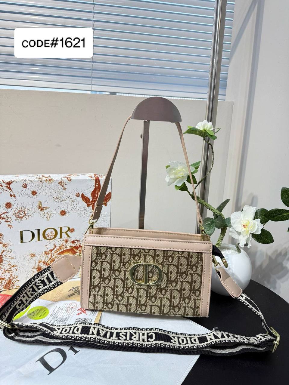 CHRISTIAN DIOR
sʜᴏᴜʟᴅᴇʀ / ᴄʀᴏssʙᴀɢ
ᴡɪᴛʜ ʟᴏɴɢ sᴛʀᴀᴘ
sɪᴢᴇ : 21 cm

65 dhs🪙🖤

Zain31
♥️♥️♥️