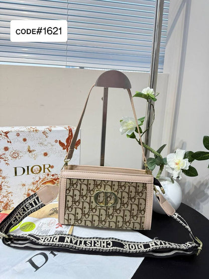 CHRISTIAN DIOR
sʜᴏᴜʟᴅᴇʀ / ᴄʀᴏssʙᴀɢ
ᴡɪᴛʜ ʟᴏɴɢ sᴛʀᴀᴘ
sɪᴢᴇ : 21 cm

65 dhs🪙🖤

Zain31
♥️♥️♥️