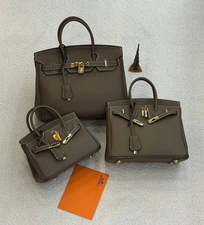 Hermes 
Master❣️❣️
30Cm 380 dhs🇦🇪🇦🇪
25Cm 360 dhs🇦🇪🇦🇪
20Cm 320 dhs🇦🇪🇦🇪
💼 With Box 💼

Zain131
♥️♥️