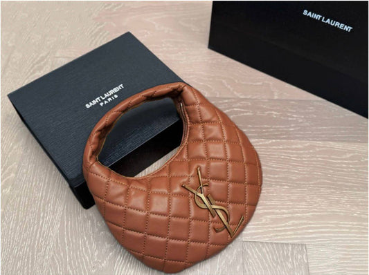 YSL 

NEW CAME GOOD QUALITY 
WITH BOX 
🎁🎁🎁

110 dhs🪙🌨️

Zain39
♥️♥️♥️