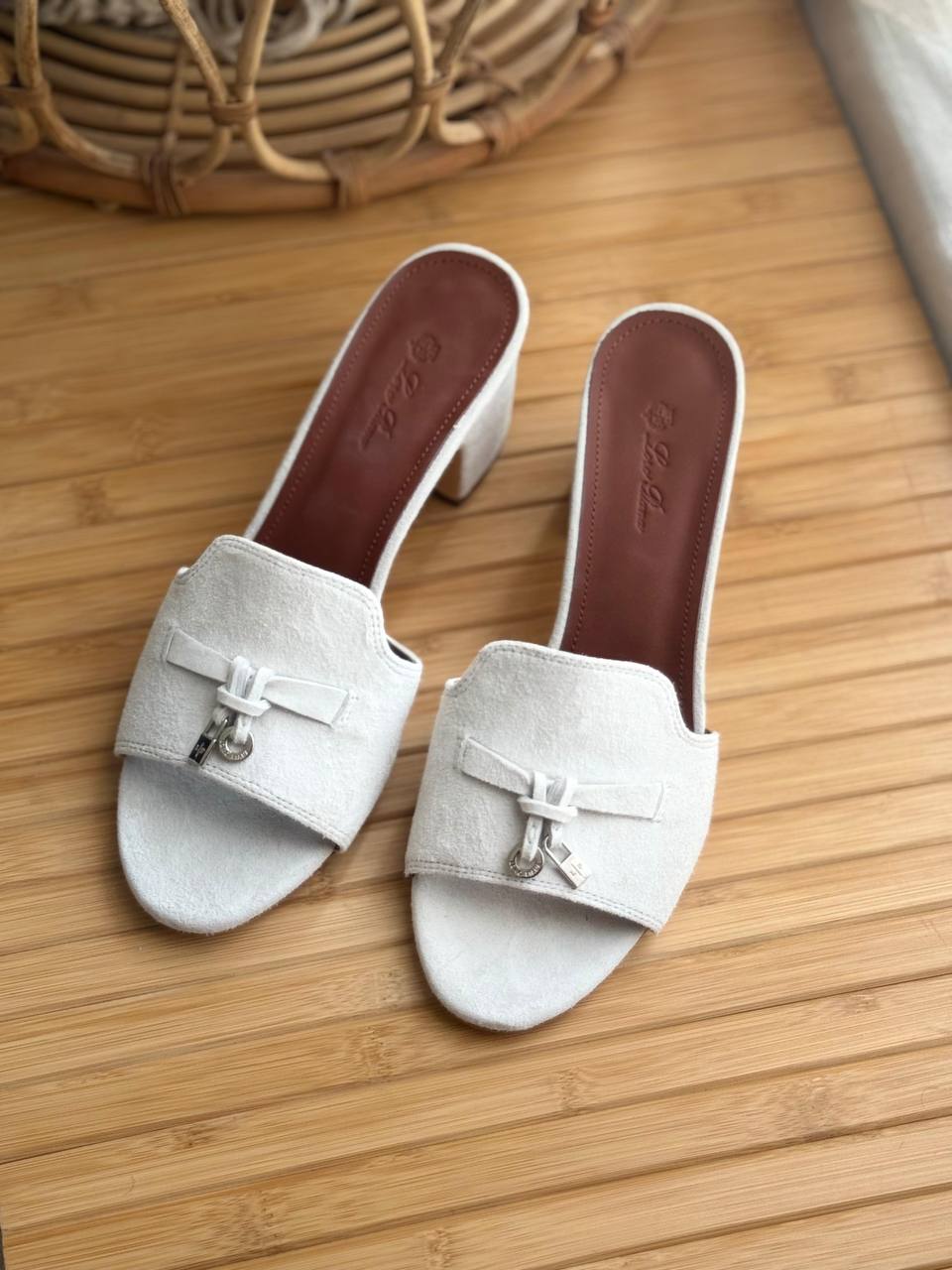 Loro Piana
AAA Quality
𝘀𝗶𝘇𝗲 𝟯𝟲 𝘁𝗼𝗼 𝟰𝟮 
450 dhs💓

Zain303
♥️♥️♥️