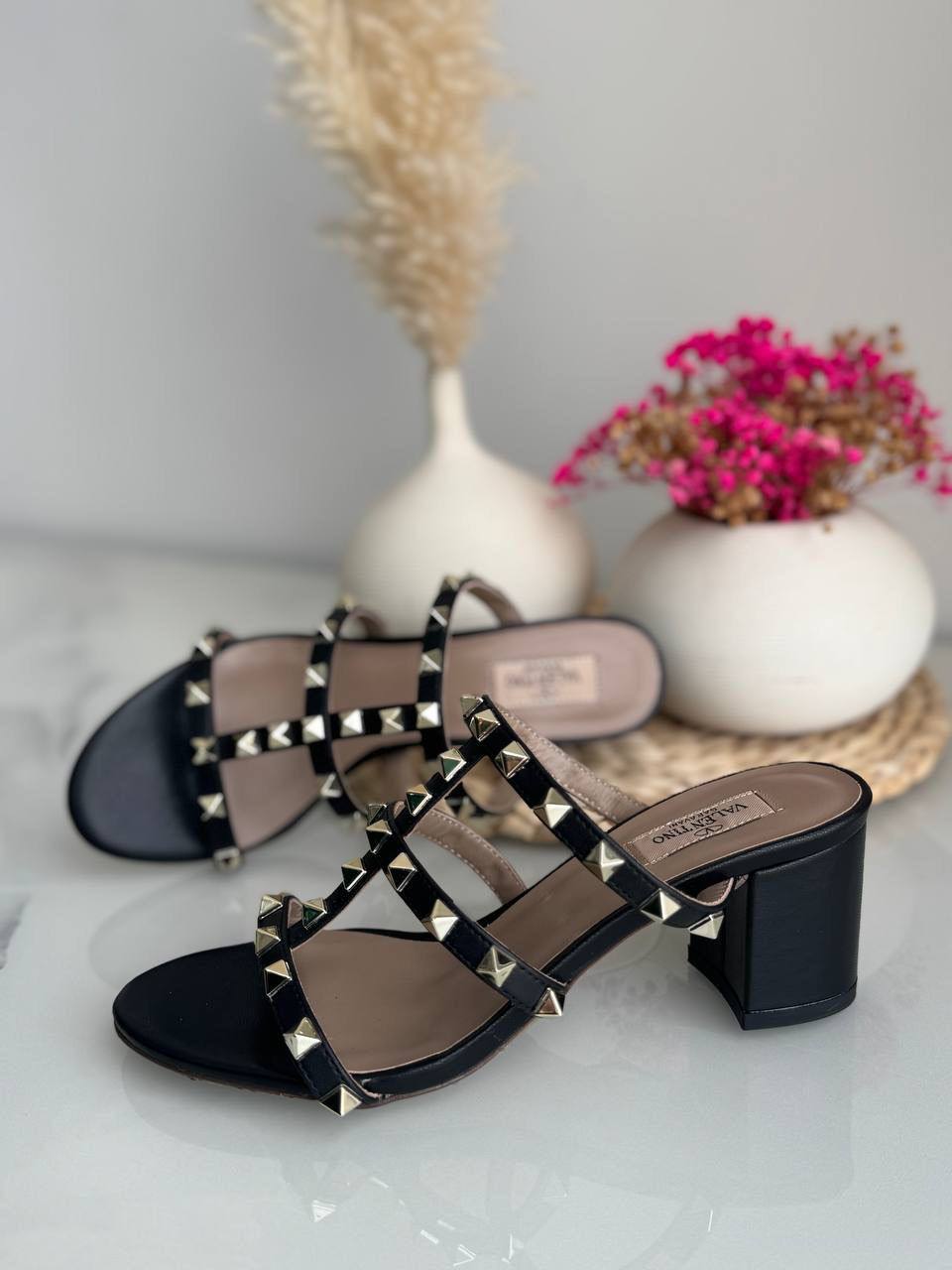 VALENTINO
*Vip quality*
*Size 36 to 41*
400 dhs✅

Zain113
♥️♥️♥️