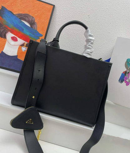 PRADA NEW CAME 
GOOD QUALITY 
100 dhs🇦🇪🇦🇪
SIZE: 33cm

Zain295
♥️♥️♥️