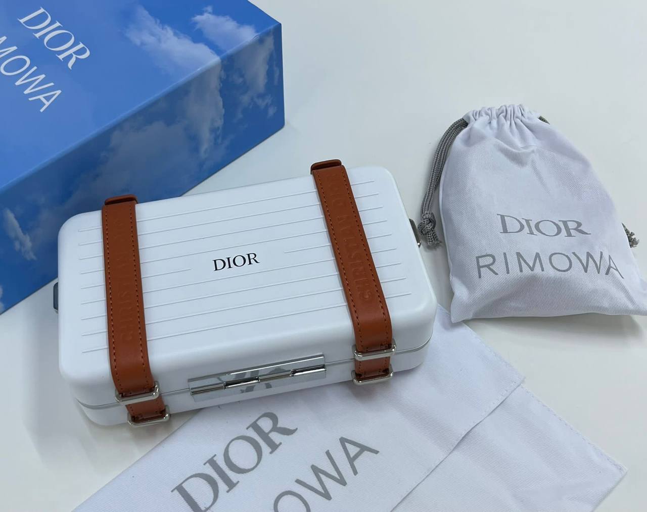 Rimowa 
Dior
  20Cm 

With Box🎁🎁🎁
280 dhs✅

Zain131
♥️♥️♥️