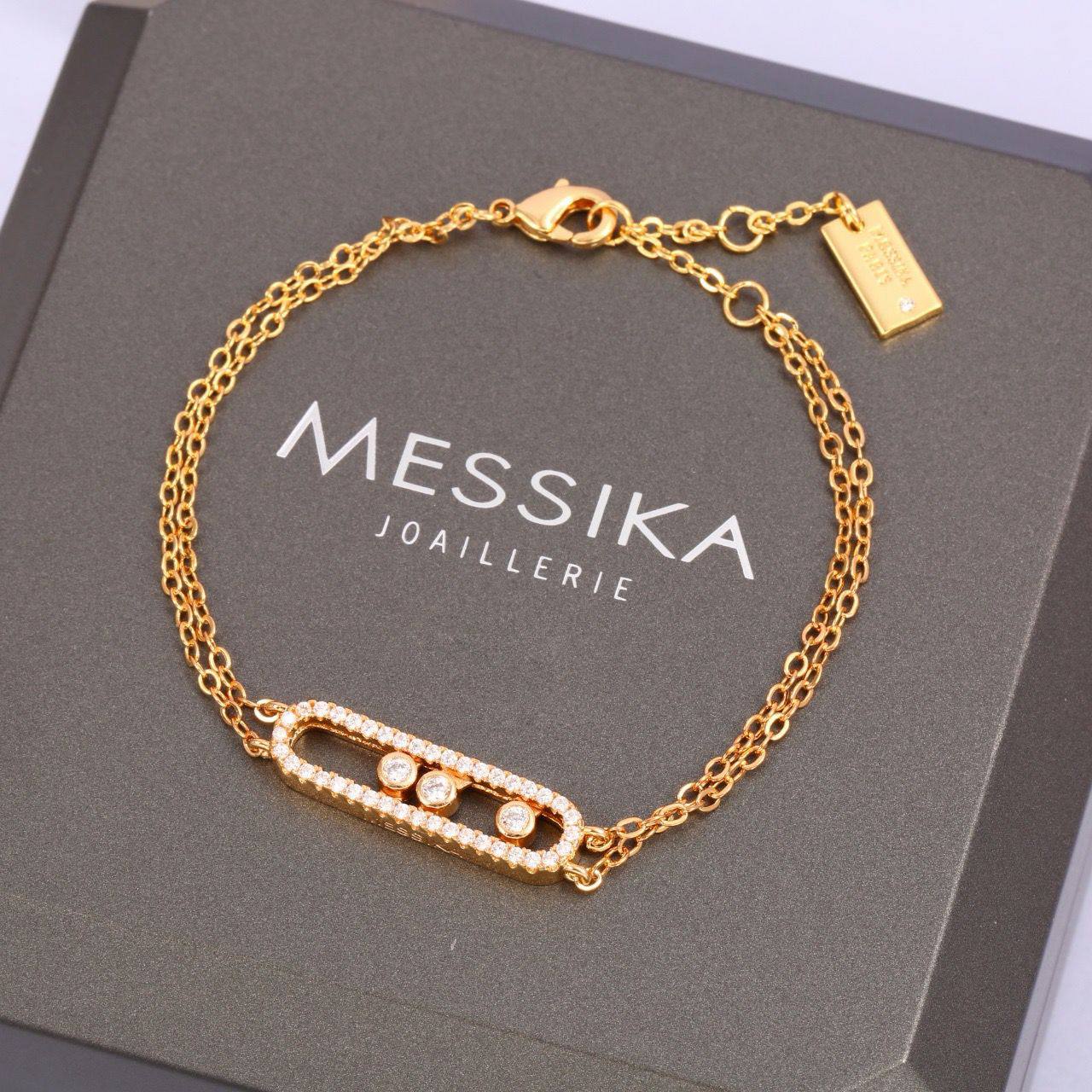 Messika ❤️‍🔥*
Necklace ✨
Earring 🐦‍🔥
Bracelet 🦋
Master quality 💯
With normal boxes 🗃️ 
130 dhs💛
With master box 📦 
170 dhs💛

Zain216
♥️♥️♥️
