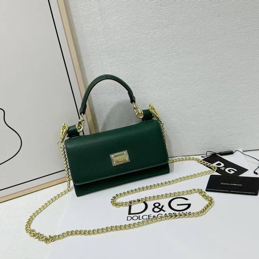 D&G
Best quality
With box’s
🎁🎁🎁

95 dhs🌺
size 19cm

Zain158
♥️♥️♥️