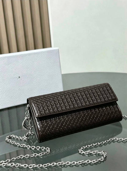 Dior 
100 dhs🇦🇪🇦🇪
with box
size 21cm

Zain42
♥️♥️♥️