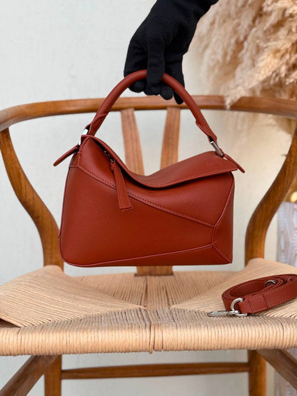LOEWE
24cm
340 dhs🇦🇪🇦🇪
Top quality 
With box🎁

Zain167
♥️♥️♥️
