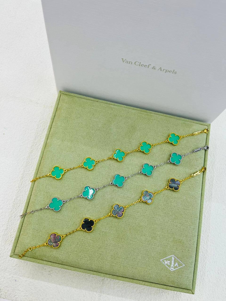 VCA❤️‍🔥*
Bracelet 🍁
Stainless Steel 💯
With black boxes 🗃️ 
20 dhs💓
With normal boxes 📦 
And paper bag🛍️
30 dhs💓

Zain216
♥️♥️♥️