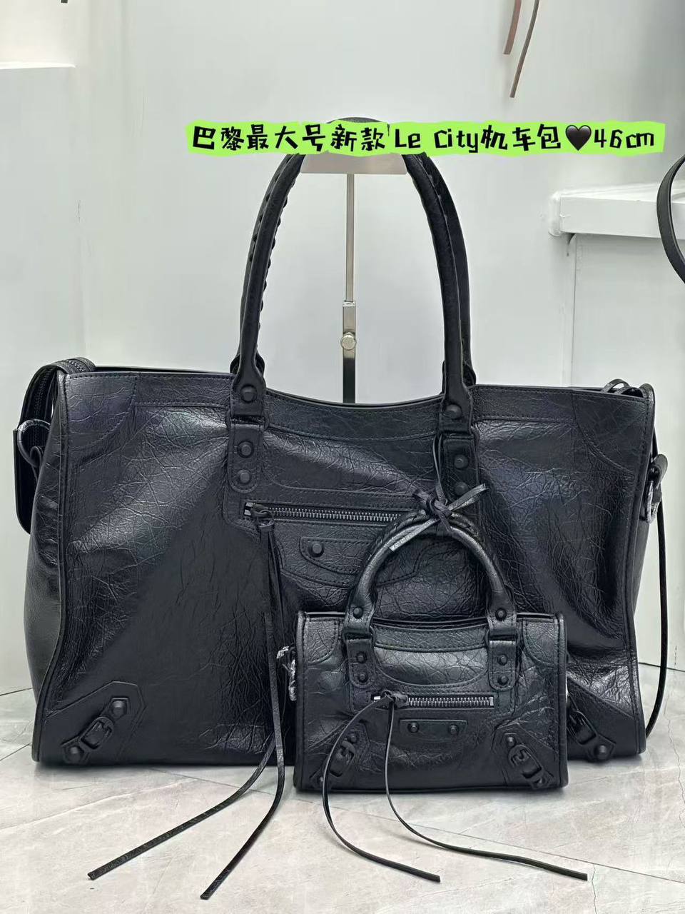 Balenciaga  
Master
big size:42cm 
380 dhs✅

small size :18cm 
280 dhs✅

Zain114
♥️♥️♥️