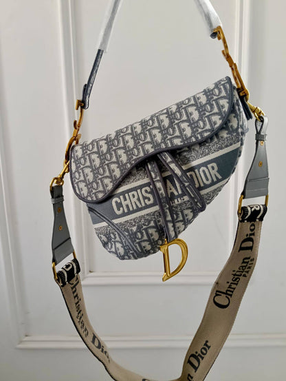 Dior

115 dhs🇦🇪🇦🇪

with box
size 25cm

Knitted fabric
High quality

Zain26
♥️♥️♥️