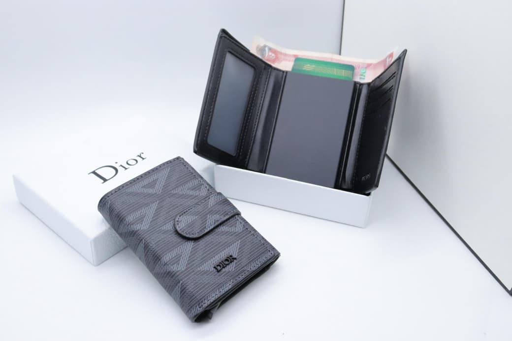 Wallet 
good quality
60 dhs🪙

With Box
🎁🎁🎁

Zain33
♥️♥️♥️