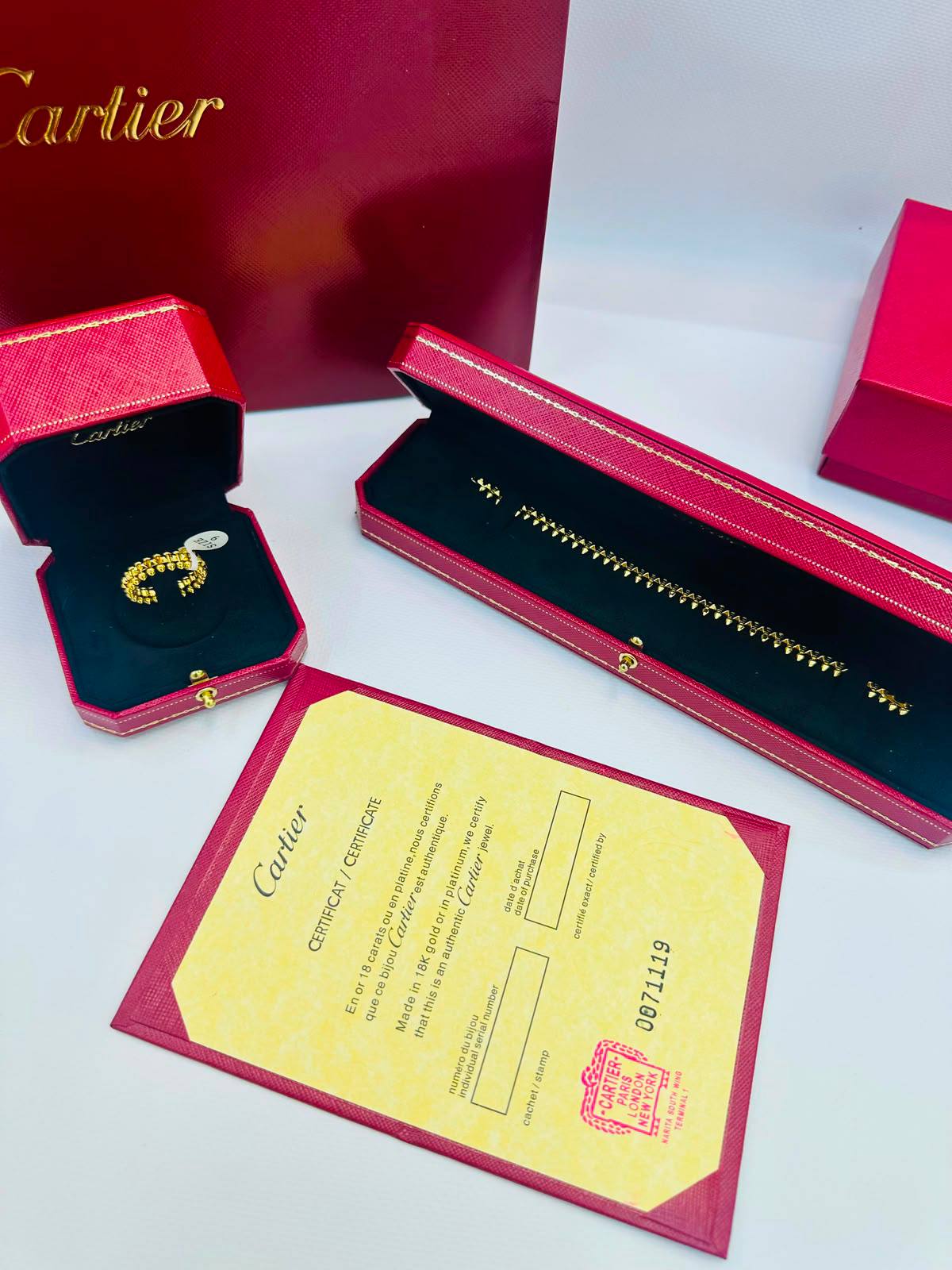 Cartier Set 💕
Necklace 
Earrings 
Bracelet 
Ring 💍 
Master quality 🦋

*340* AED normal box 

Zain48
♥️♥️♥️