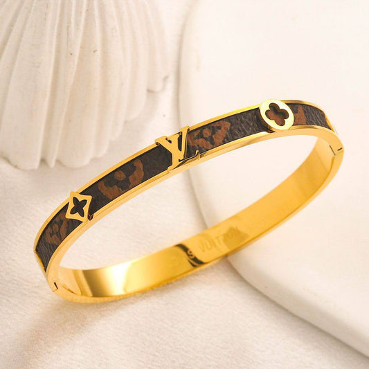 New arrival branded bangle and bracelet 
40 dhs💓

Zain243
♥️♥️♥️
