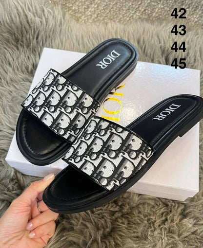 DIOR SLIPPER
GOOD QUALITY
100 dhs✅
   Size 40-45

Zain40
♥️♥️♥️
