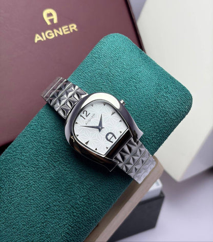 Aigner watch for ladies good quality 
260 dhs✅

Zain59
♥️♥️♥️