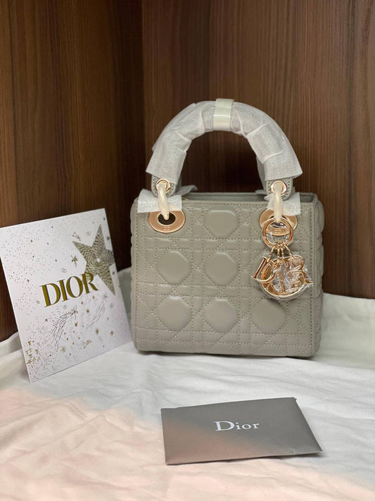NEW✨DIOR✨
SUPER MASTER QUALITY🫶
WITH FULL PACKAGING🎁
SIZE::✨17 CM✨
1150 dhs🪙💚

Zain255
♥️♥️♥️