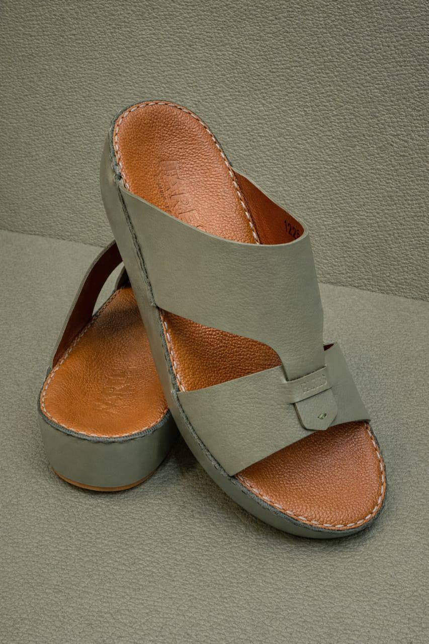 Orginal Slipper 
230 dhs🪙🌨️ 
Size (40/41/42/43/44/45/46)

Zain78
♥️♥️♥️