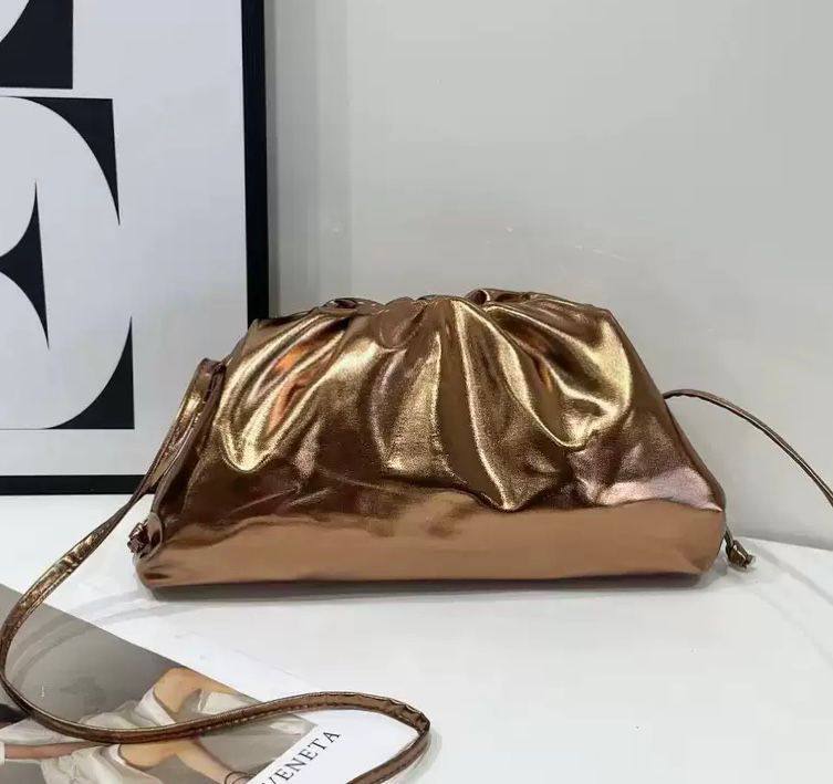 BOTTEGA 
NEW CAME BIG SIZE 
GOOD QUALITY
115 dhs🪙🌨️

Zain39
♥️♥️♥️
