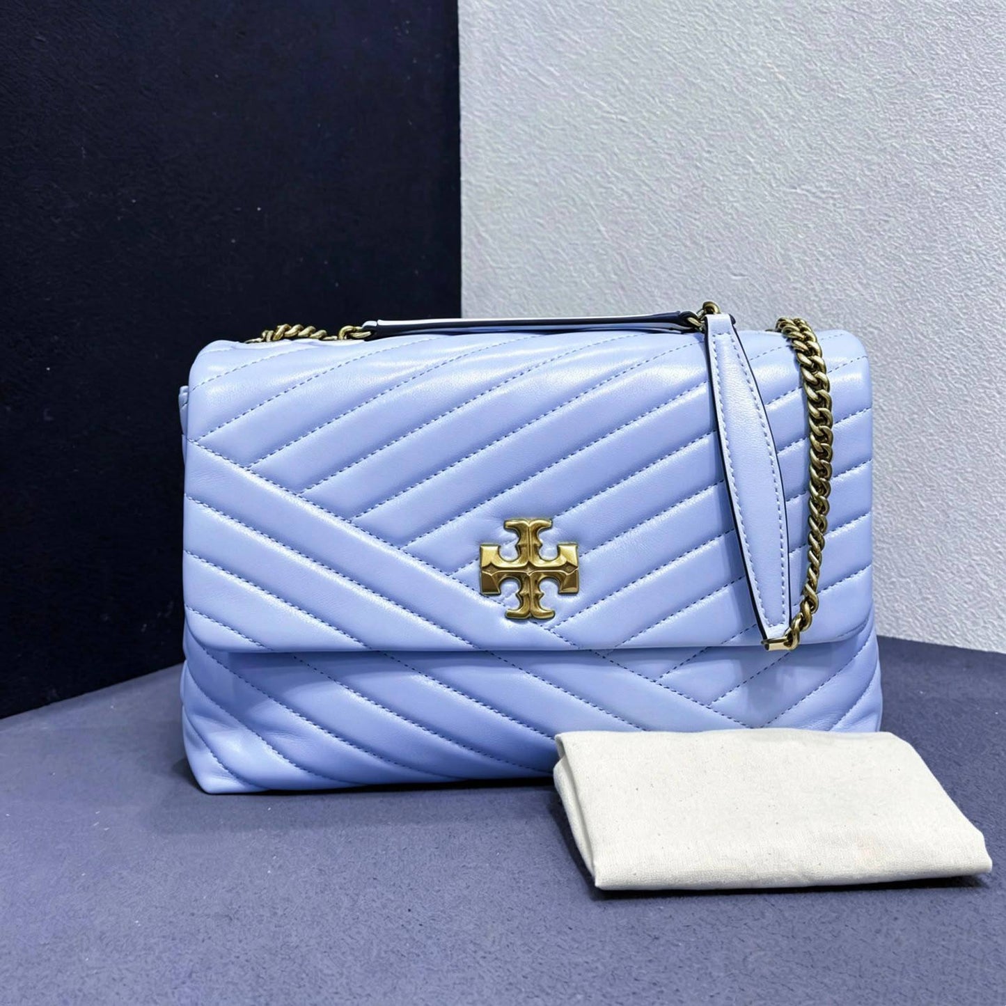 TORY BURCH 
GOOD QUALITY
 WITH BOX 
95 dhs✅

Zain295
♥️♥️♥️