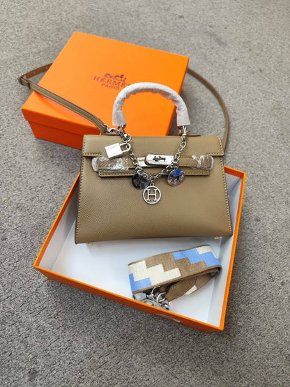 Mixed brands
Coach
Chanel
Lv
Hermes


with box
New high quality

95 dhs🇦🇪🇦🇪

Zain26
♥️🇦🇪🇦🇪