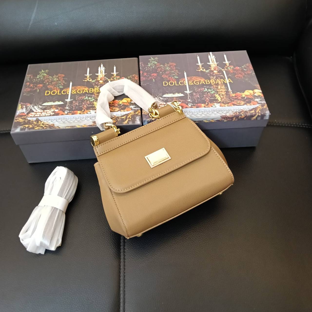 D&G
105 dhs✅
with box
size 20cm

Zain26
♥️♥️♥️