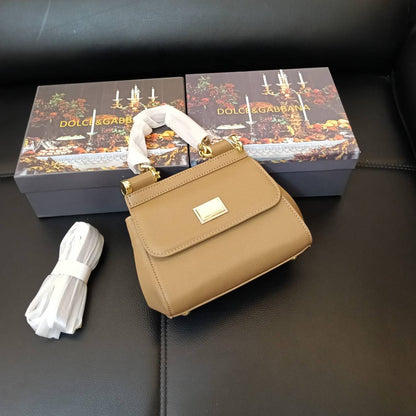 D&G
105 dhs✅
with box
size 20cm

Zain26
♥️♥️♥️
